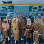 "Bu Melati, bisakah saya ikut menulis? Saya ingin ikut menulis tapi tak punya uang," kata Melati Syahrir, Kapus Purnama SDI Paccerakkang