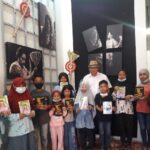 Sejumlah murid SDN Borong kunjungi pameran foto di Galeri De La Macca Jl Borong Raya No 75A, Makassar, Kamis (17/6/2021).