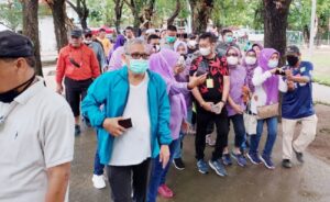 Alumni Smansa Smart ’82 Makassar Bakar Ikan Di Pantai Anging Mammiri
