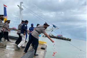Kapolres Sinjai Tabur Bunga Di Pelabuhan Larea-Rea