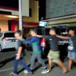Polisi amankan puluhan preman di Losari karena kedapatan memalak pengendara dengan modus parkir liar, Sabtu (12/6/2025) malam
