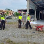 Menyambut HUT ke-75 Bhayangkara, Satlantas Lutra bersihkan tempat ibadah, Sabtu (26/6/2021), sambil membagikan masker kepada warga