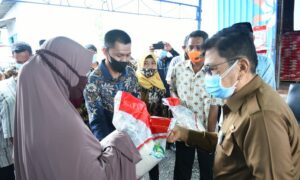 Serahkan Bansos Beras, Ini Pesan Wali Kota Palopo Judas Amir