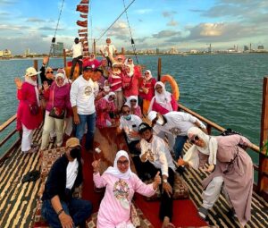 Alumni SMANSA SMART 82 Bersilaturahmi Di Atas Perahu Pinisi