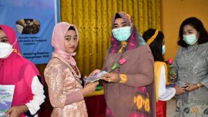 Peringati Hari Ibu, Murid SD Hang Tuah Makassar Lakukan Ini