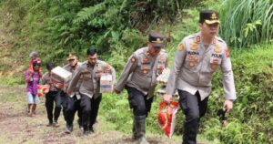 Kapolres Toraja Utara Bantu Korban Tanah Longsor Di Buntu Karua