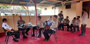 Kunjungi Polsek, Kapolres Lutra Lakukan Ini