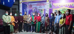 Hadiri Perayaan Natal KKRS, Bupati Lutim Lakukan Ini
