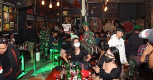 Aparat Toraja Utara Razia Kartu Vaksin Bagi Pengunjung Kafe