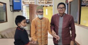 Tunanetra Pensiunan ASN Pemkot Serahkan Zakat Ke BAZNAS