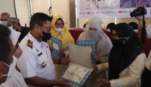Kadis Pendidikan Makassar Serahkan Hasil Akreditasi Perpustakaan Sekolah