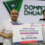Penyerahan secara simbolis donasi Lazada kepada Dompet Dhuafa