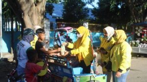 Perempuan Golkar Sinjai Kunjungi Kaum Dhuafa Berbagi Makanan Buka Puasa