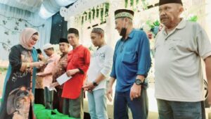 PAS82 SMANSa Makassar Bagi Paket Sembako Dan Santunan Lebaran Kepada Guru