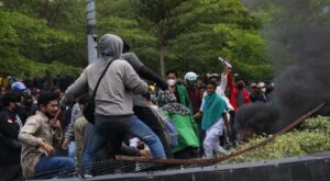 Polisi Amankan 14 Pendemo Di DPRD Palopo