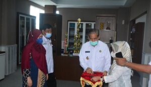 Bupati Dollah Mando Serahkan Mobil Dinas Untuk Dokter Ahli RS Arifin Nu’mang Sidrap