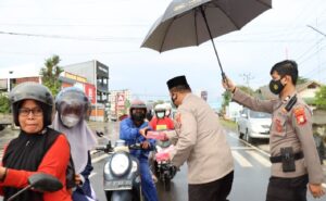 Kapolres Lutra Bagi Takjil Di Jalanan