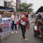 Suasana berbagi paket buka puasa olah ibu-ibu rempng binaan komunitas anak pelangi