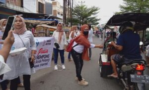 Ibu Ibu Rempong Komunitas Anak Pelangi Berbagi Paket Buka Puasa Di Jl Kumala Makassar