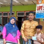 Cristan manjat tiang bendera saat tali pengerek bendera putus pada peringatan Hardiknas di SD Inpres Panaikang Makassar.