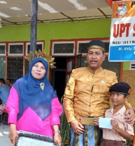 Anak Ini Manjat Tiang Bendera Saat Upacara Hardiknas Di SD Inpres Panaikang II/1 Makassar