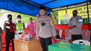 Kapolres Toraja Utara Beri Bingkisan Kepada Petugas Di Pos Pelayanan Idul Fitri