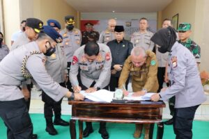 Bupati Lutim Hibahkan Tanah Untuk Markas Brimob