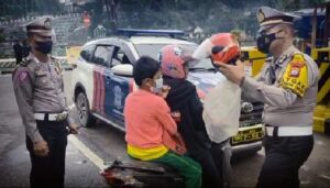 Polantas Tana Toraja Lakukan Ini Terhadap Anak Saat Operasi Patuh