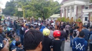 Massa Kepung Gedung Pengadilan Sinjai, Ini Permintaannya