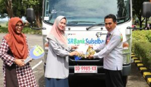 Bank Sulselbar Masamba Sumbang Pemkab Lutra Mobil Kebersihan