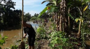 Warga Desa Tete Uri Lutra Buat Tanggul Sepanjang 100 Meter