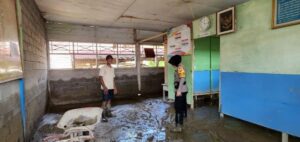 Kapolsek Baebunta Bersihkan Lumpur Ponpes Beringin Jaya