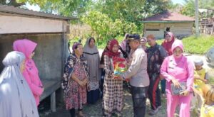 Kapolsek Sabbang Lutra Bantu Korban Kebakaran Desa Pengkendekan