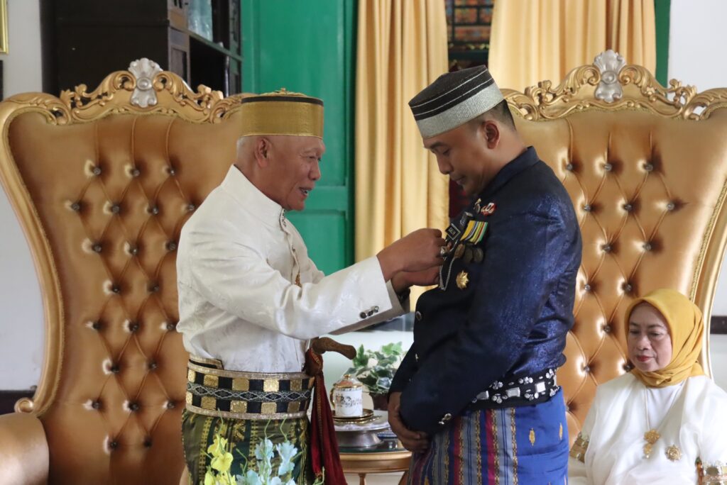 Datu Luwu ke 40 Sematkan Pin Ke Kapolres Lutra