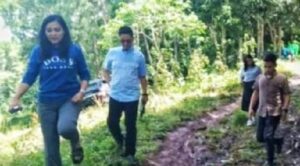 Dewi Sartika Pasande Membantu Pipa Air Bersih Di Toraja Utara