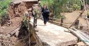 Jembatan Ambruk, Warga Mamasa Sulbar Jalan Kaki 1,5 Kilometer