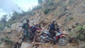 Babinsa Bersama Warga Bersihkan Jalan Tertimbun Longsoran Di Mamasa