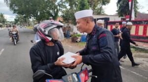 Brimob Bone Dan Baznas Kolaborasi Bagi Paket Buka Puasa