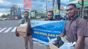 Jelang Akhir Ramadan, Yayasan AR Learning Center Bagi Bingkisan Lebaran