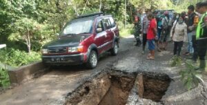 Jembatan Messawa Mamasa Sulbar Jebol, Lalu Lintas Terganggu