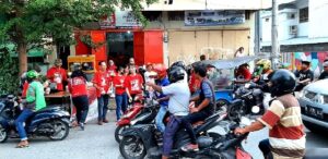 DPD PSI Kota Makassar Berbagi Paket Buka Puasa Di Jalan