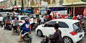 PSI Makassar Bagi 1.000 Paket Buka Puasa, Jl Dangko – Abdul Kadir Macet
