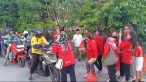 Menutup Ramadan, PSI Makassar Bagi 1.000 Paket Buka Puasa Di Jl Metro Tanjung Bunga