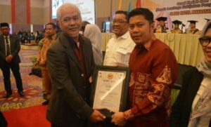 Bupati Sinjai Andi Seto Raih Bata Ilyas Dari STIE Amkop Makassar