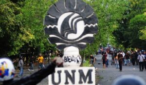 Panggung Pementasan FBS UNM Parangtambung Dibakar
