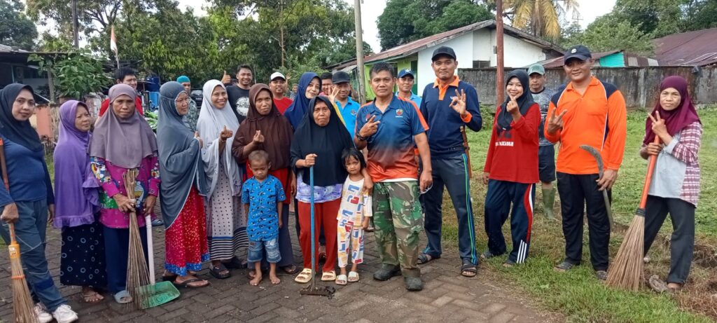 Warga RW 3 Lingkungan Kadieng Kelurahan Hasanuddin Maros Kerja Bakti