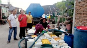 PSI Makassar Berbagi Air Bersih Di Lantebung