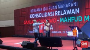 Kecewa, Relawan Rumah Jokowi Jawa Timur Lepas Baju Di Depan Puan Maharani