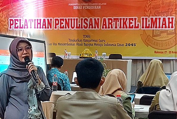 Dinas Pendidikan Sulawesi Selatan menyelenggarakan pelatihan menulis artikel ilmiah bagi guru SMA/ SMK/ SLB se Kota Makassar