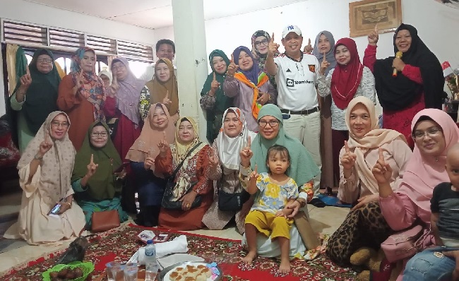 Relawan bergerak ajak emak-emak di Palembang pilih AMIN pada Pemilihan Presiden 2024. Mereka silaturahmi di Kota Palembang, Sumatera Selatan